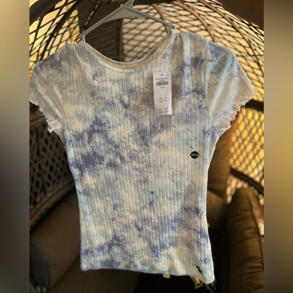 Slim-fitting short sleeve tee in a soft rib fabric and short